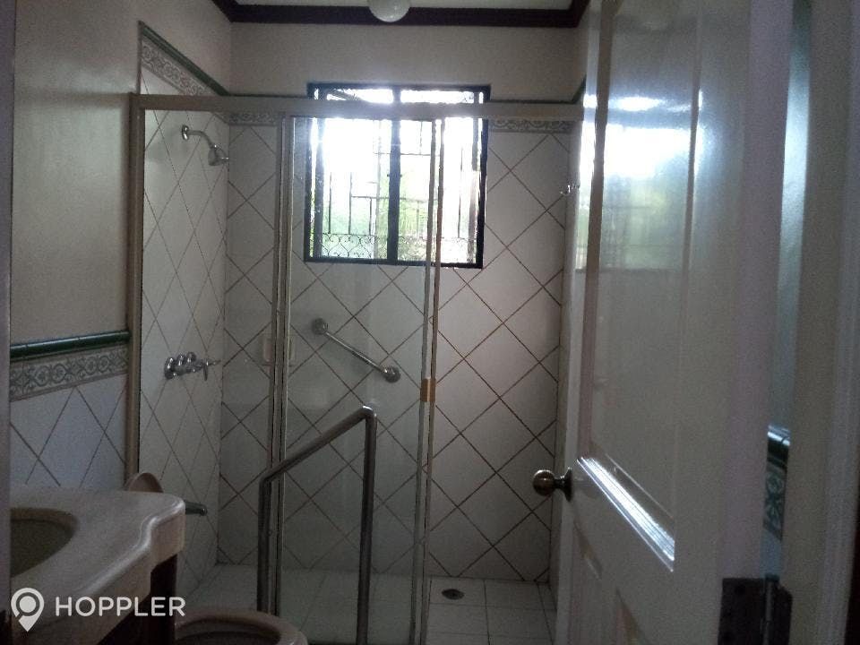 "4BR House for Rent in San Lorenzo Village, Makati"04