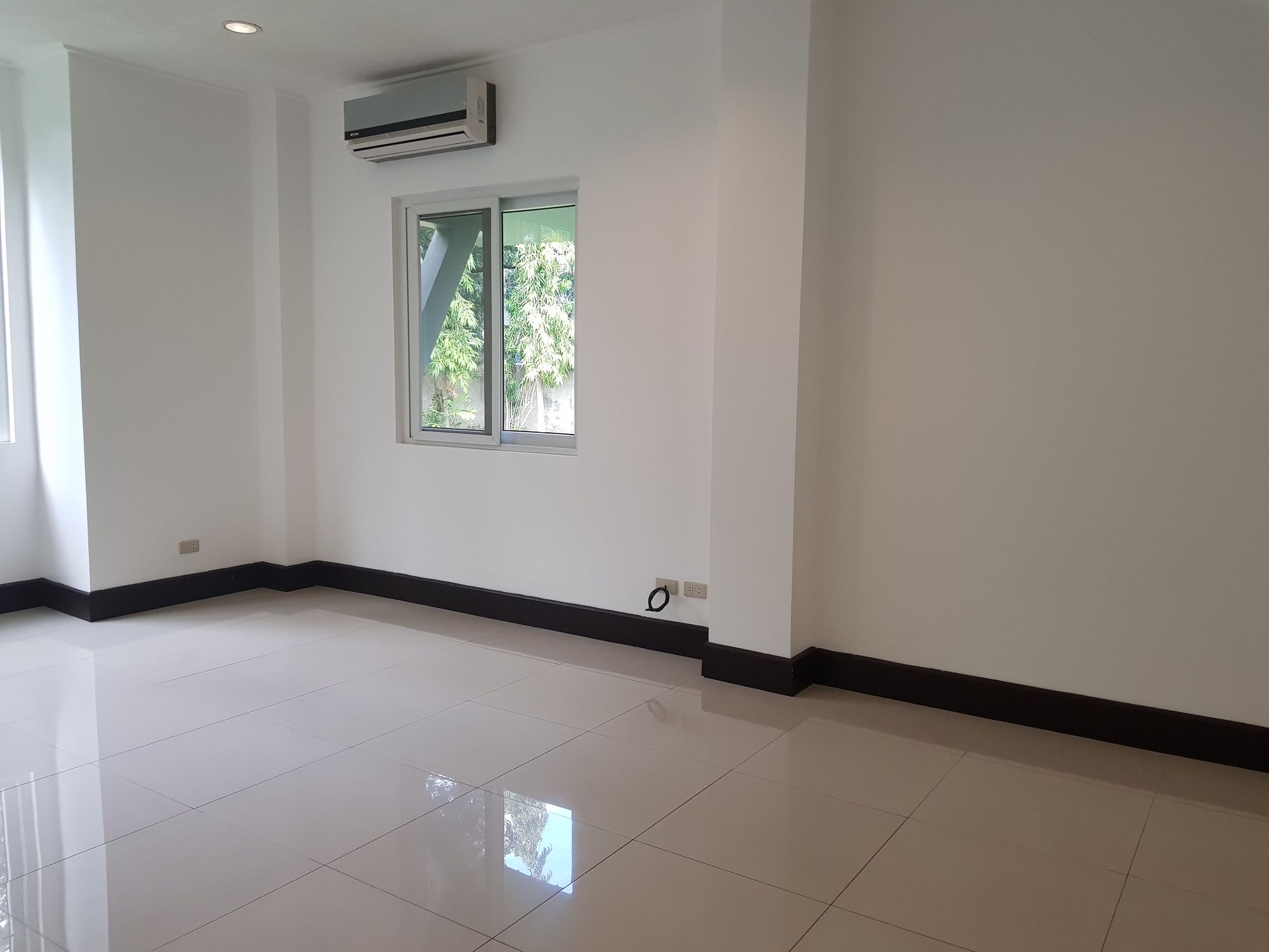 "5BR House for Rent in Dasmari?as Village, Makati"04