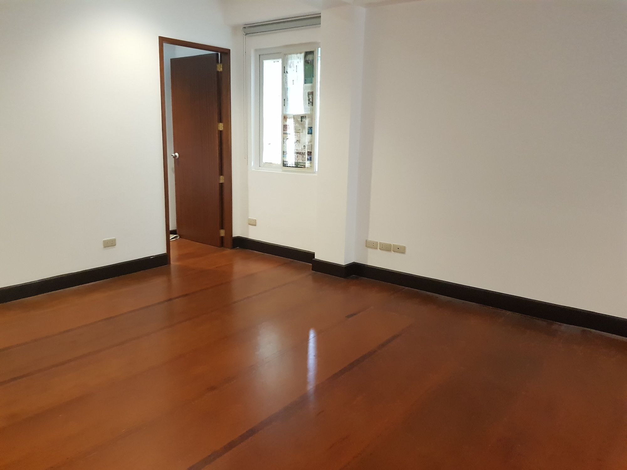 "5BR House for Rent in Dasmari?as Village, Makati"09
