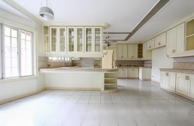"5BR House for Rent in Dasmari?as Village, Makati"06