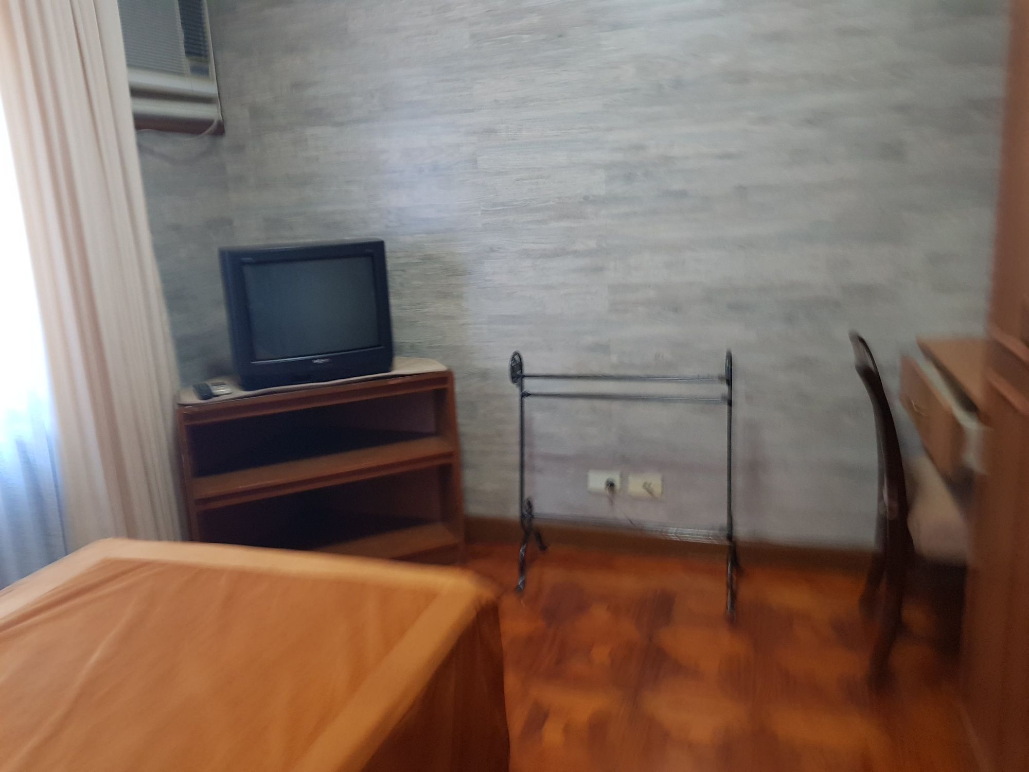 "6BR House for Rent in Sangandaan, Quezon City"03
