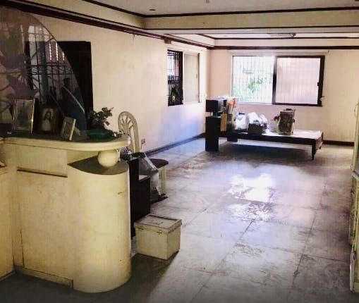 "6BR House for Rent in Sangandaan, Quezon City"04