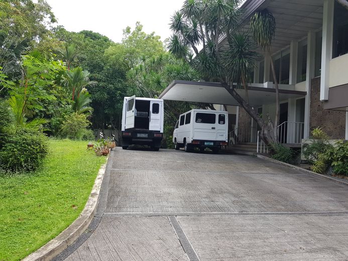 "6BR House for Rent in Dasmari?as Village, Makati"01