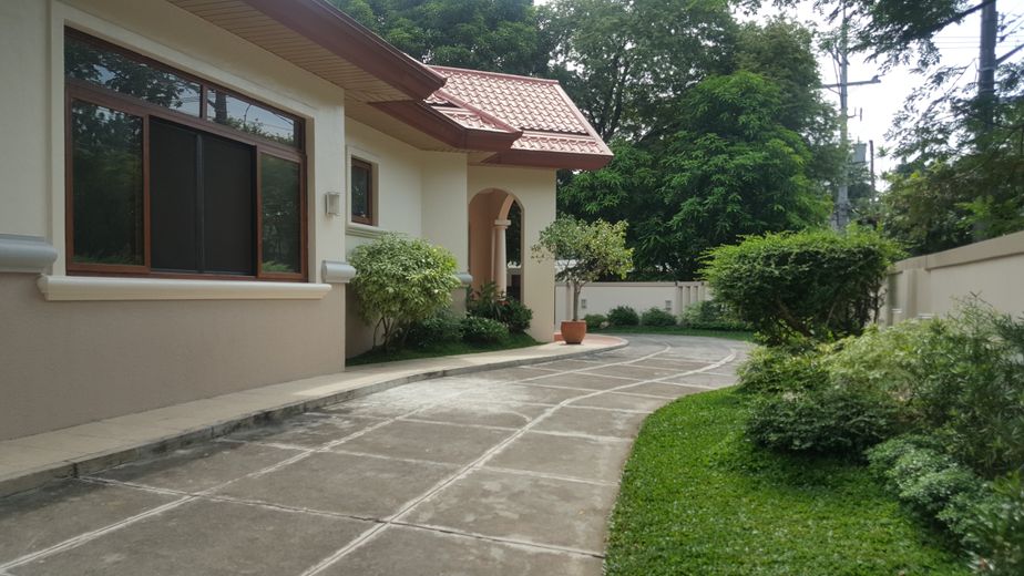 "3BR House for Rent in Dasmari?as Village, Makati"01