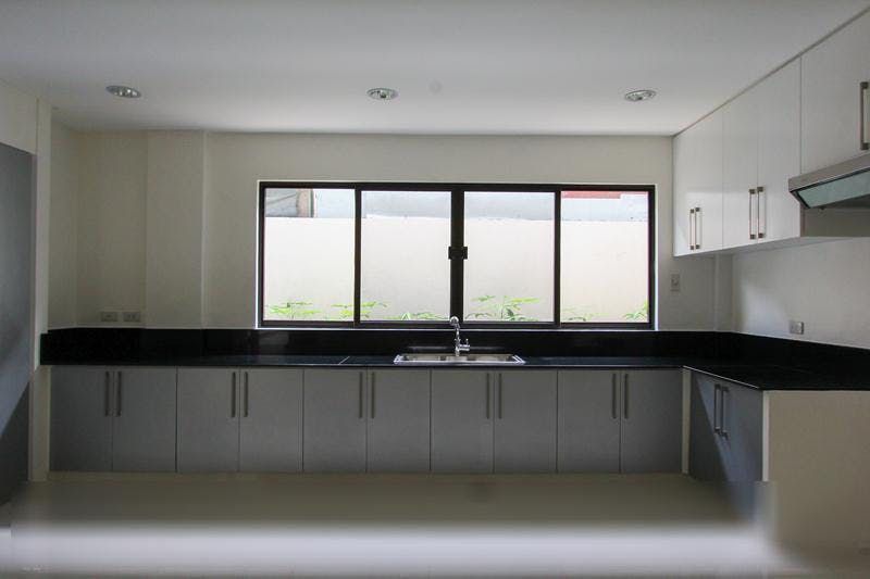 "4BR House for Rent in Magallanes, Makati"08