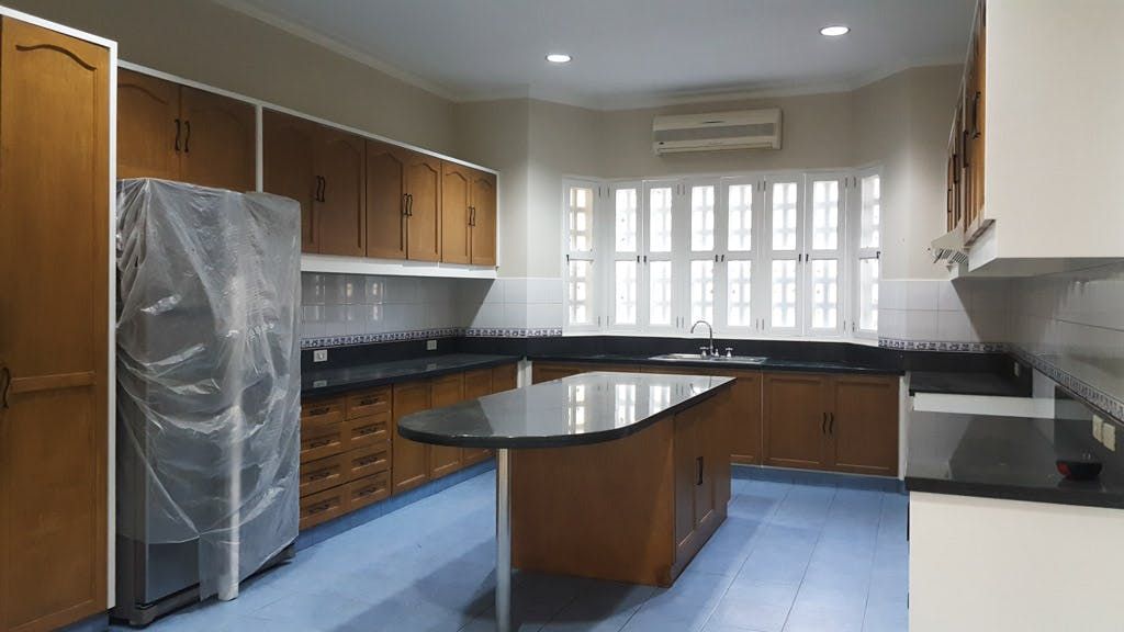 "4BR House for Rent in Urdaneta Village, Makati"06