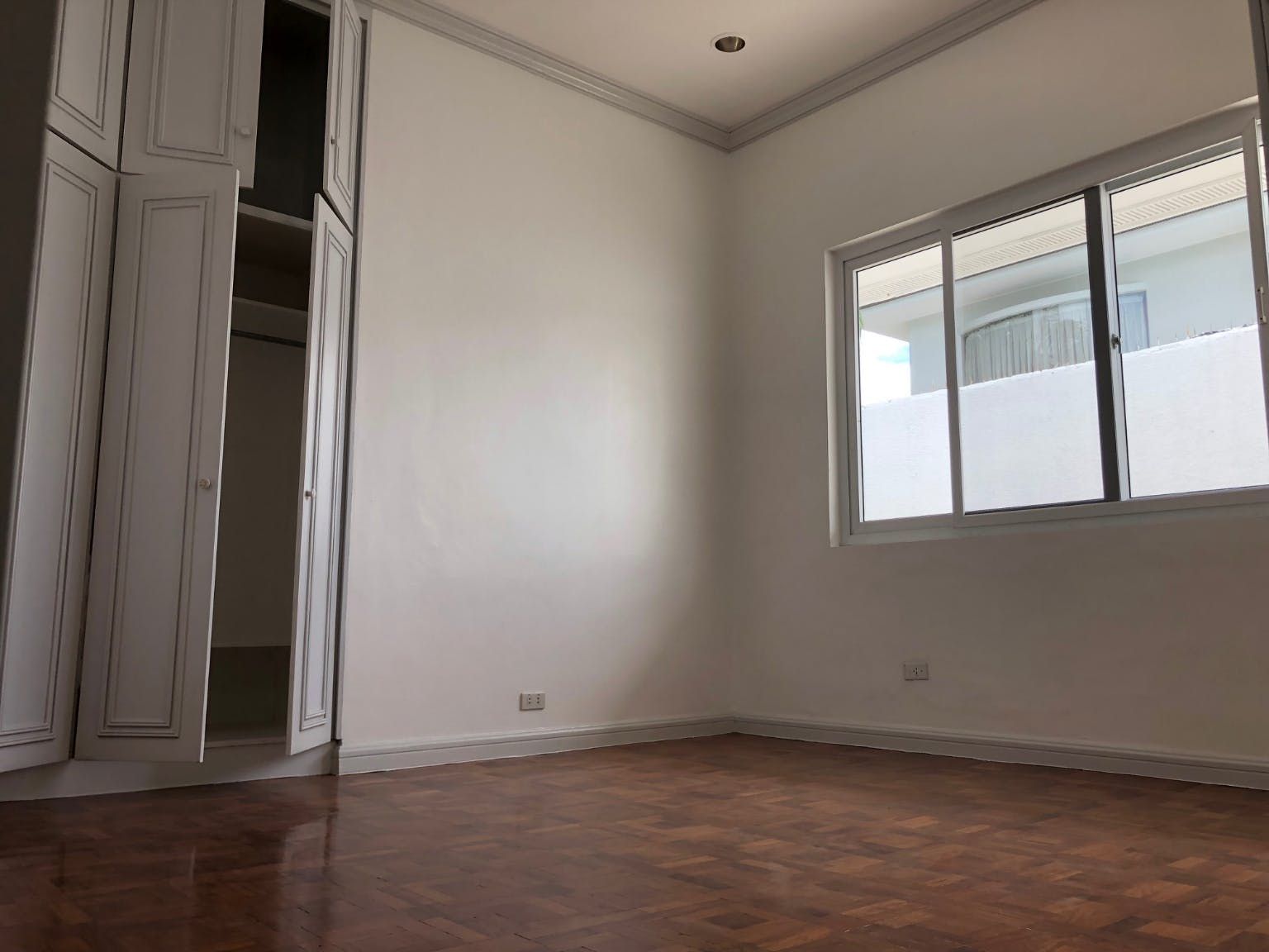 "5BR House for Rent in Greenhills East, Mandaluyong"08