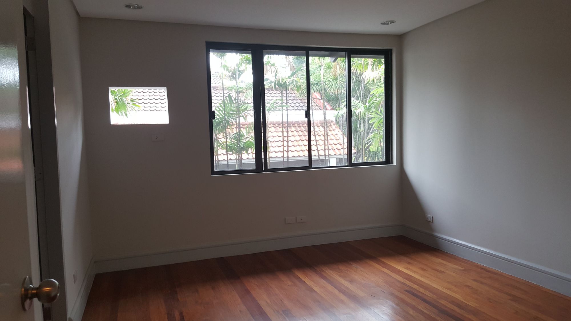 "5BR House for Rent in Dasmari?as Village, Makati"09