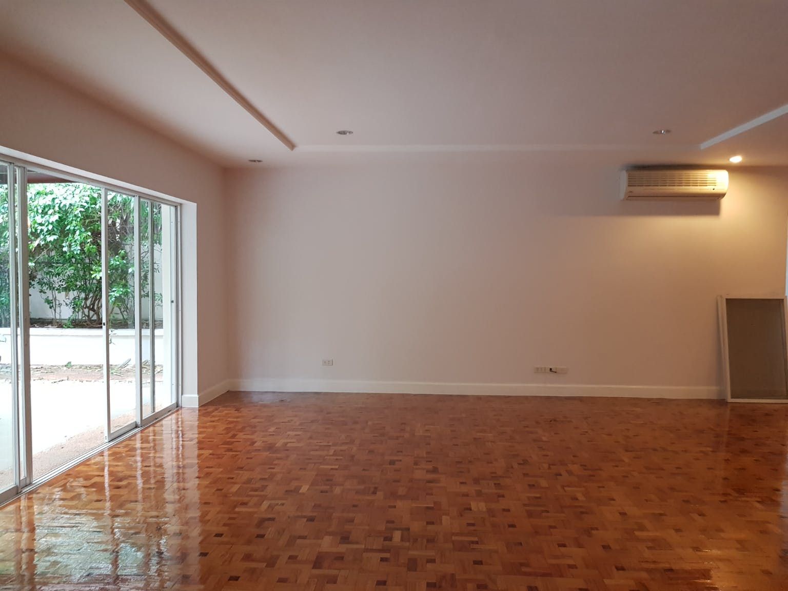 "5BR House for Rent in Dasmari?as Village, Makati"03