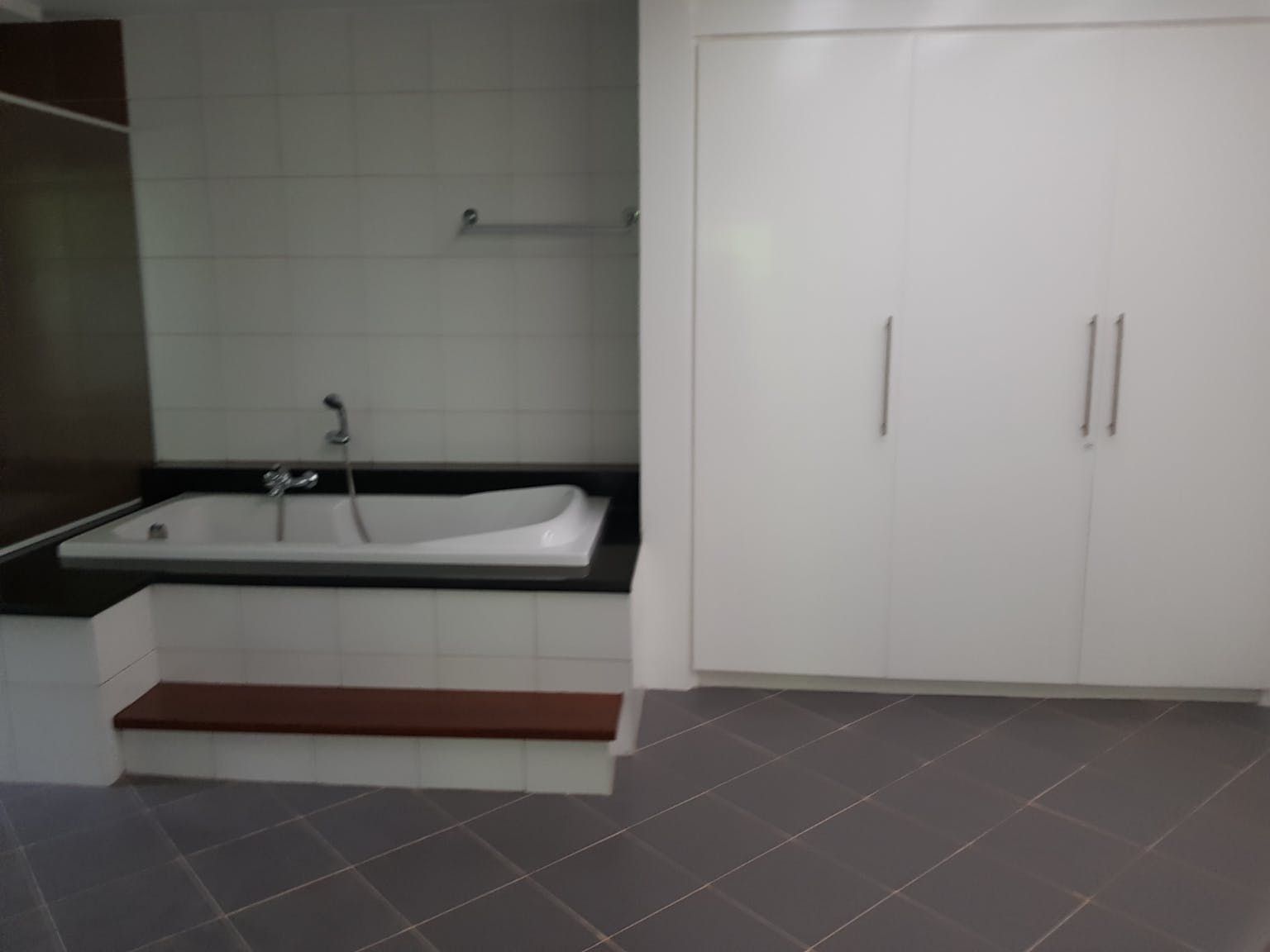 "5BR House for Rent in Dasmari?as Village, Makati"05