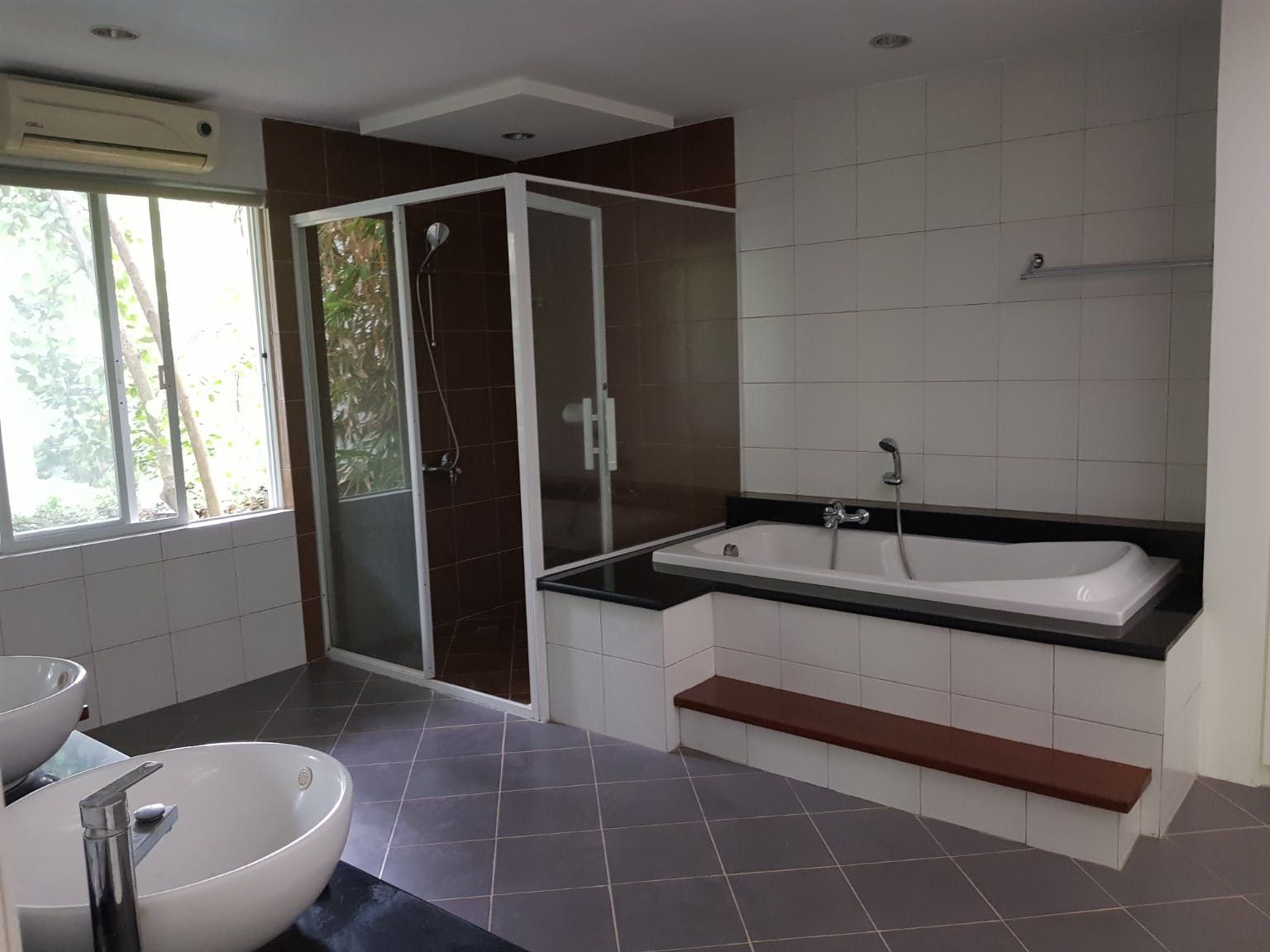 "5BR House for Rent in Dasmari?as Village, Makati"07