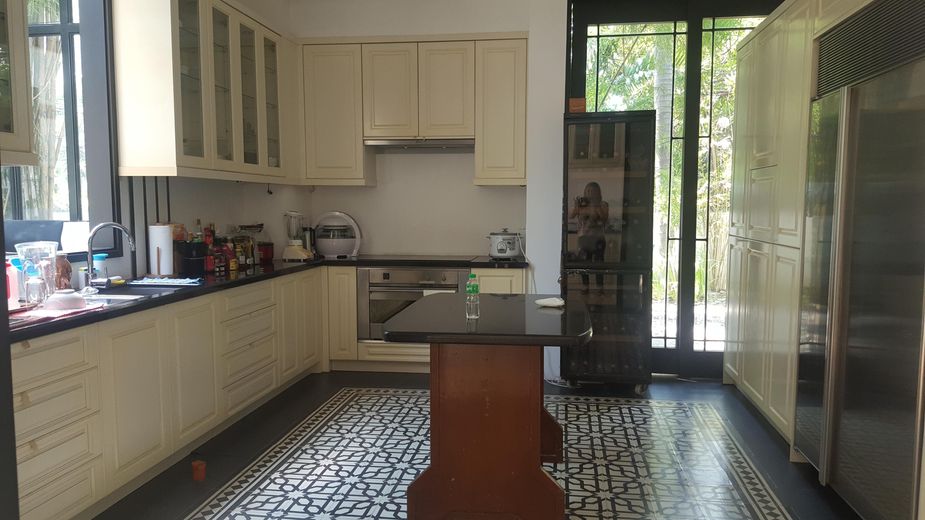 "4BR House for Rent in Dasmari?as Village, Makati"01