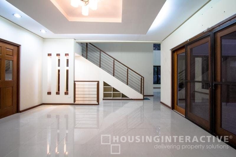 "5BR House for Rent in Dasmari?as Village, Makati"06