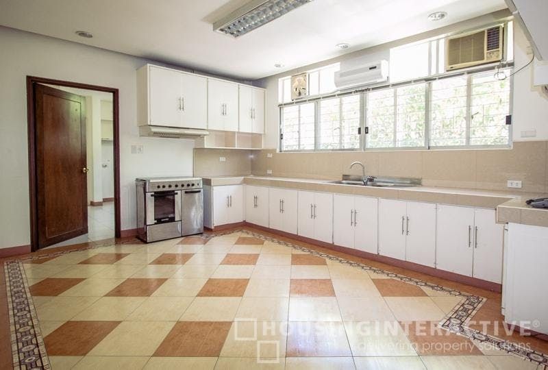 "4BR House for Rent in Dasmari?as Village, Makati"09