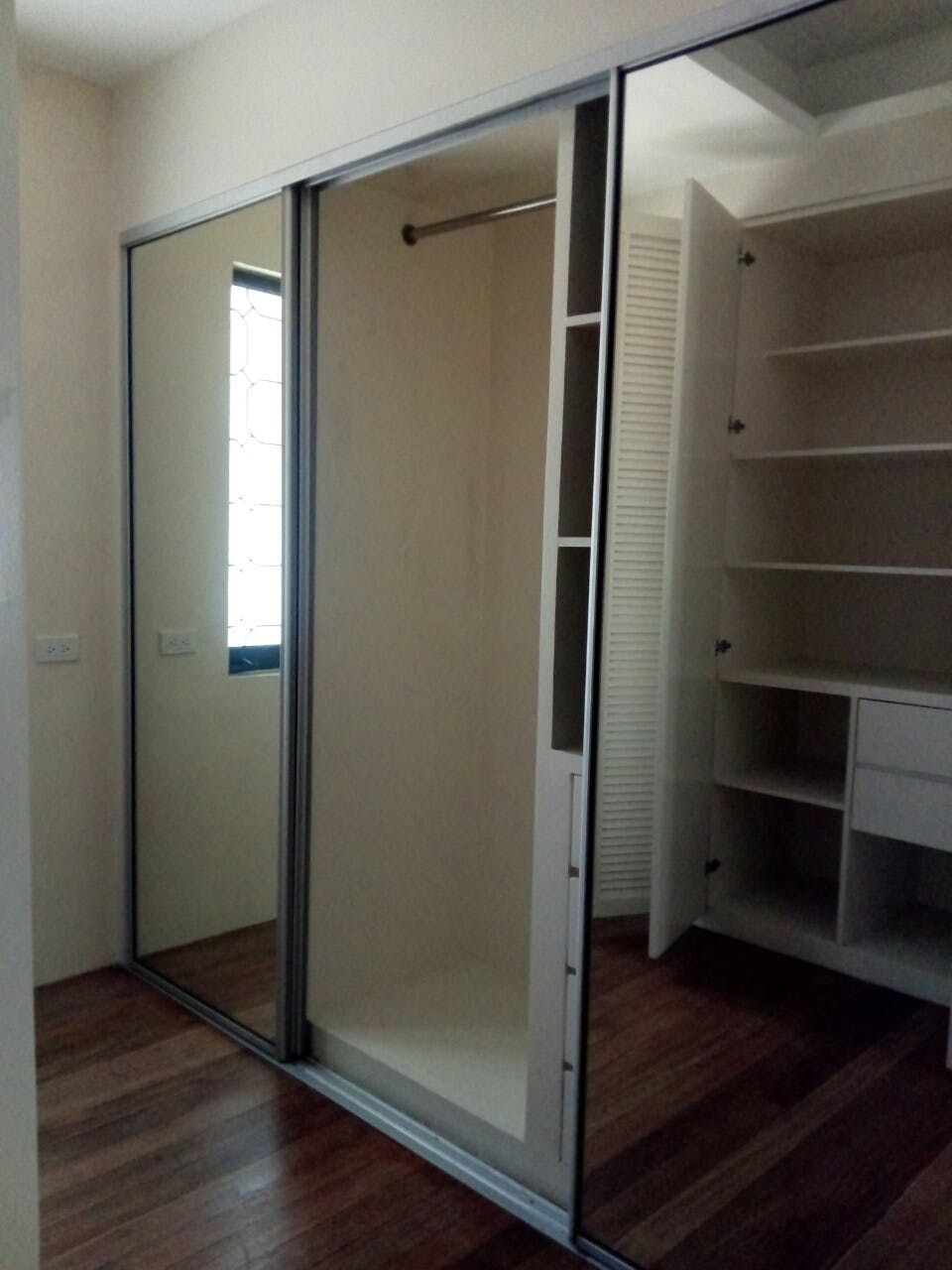 "3BR House for Rent in Dasmari?as Village, Makati"08
