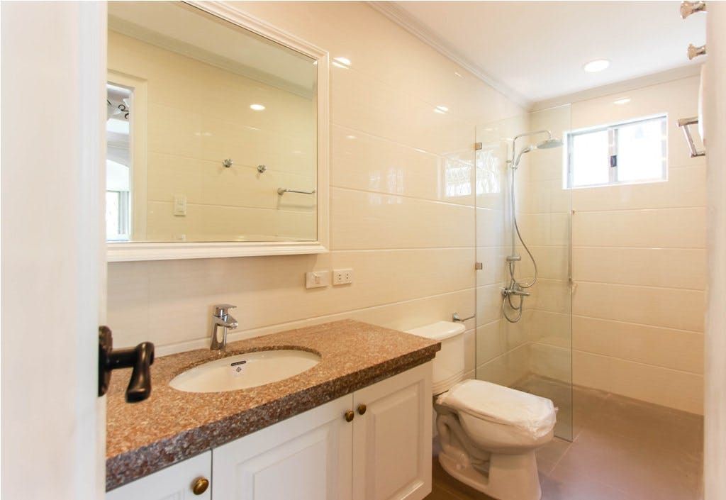 "4BR House for Rent in Dasmari?as Village, Makati"06