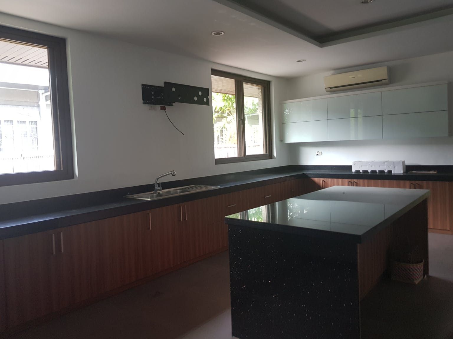 "4BR House for Rent in Dasmari?as Village, Makati"08