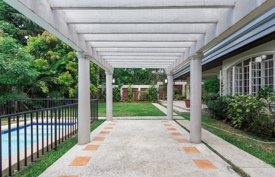 "4BR House for Rent in Green Meadows, Quezon City"08