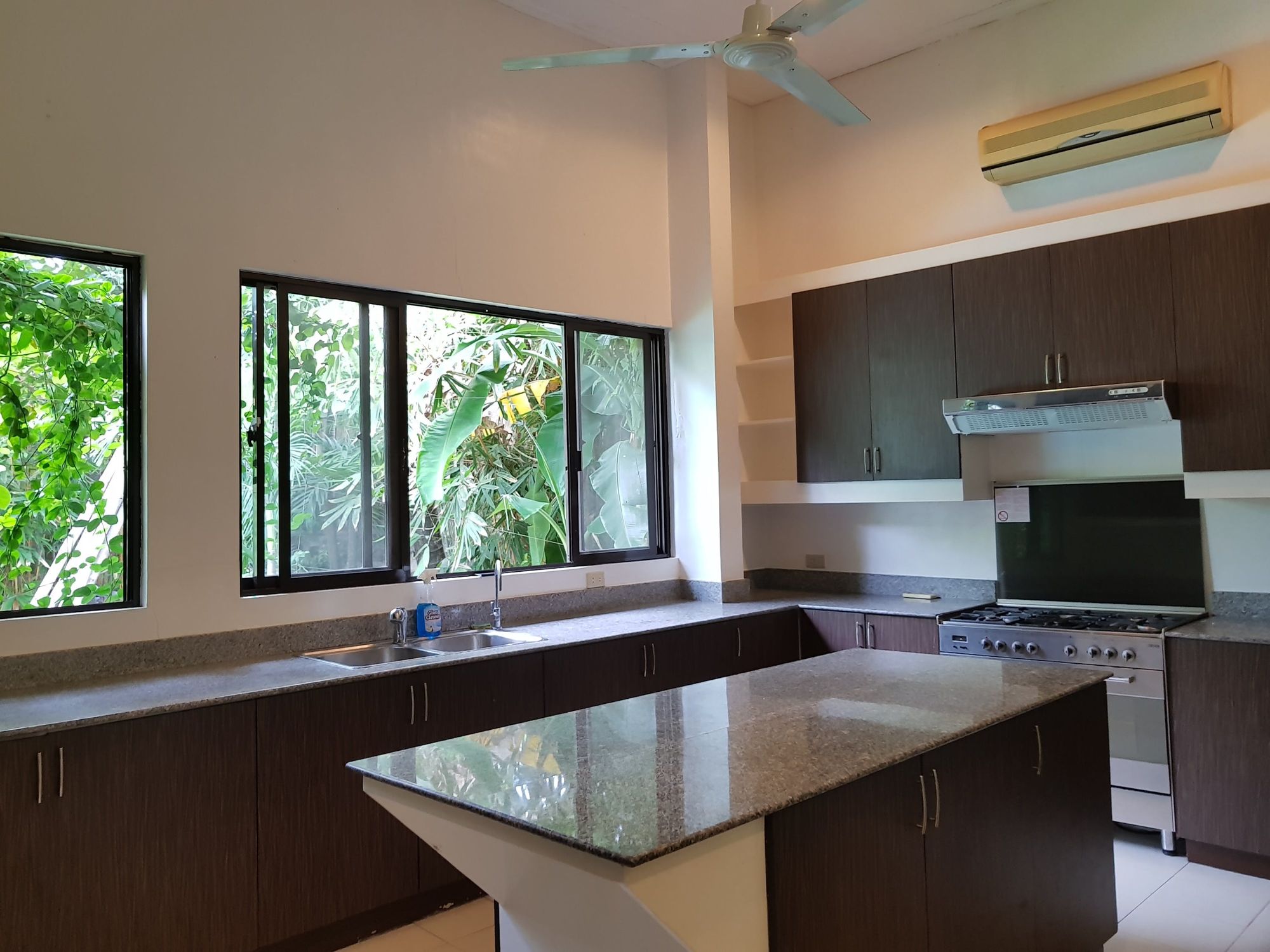 "4BR House for Rent in Dasmari?as Village, Makati"05