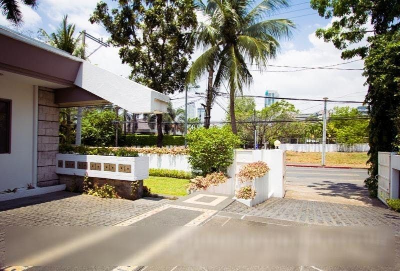 "5BR House for Rent in Dasmari?as Village, Makati"04