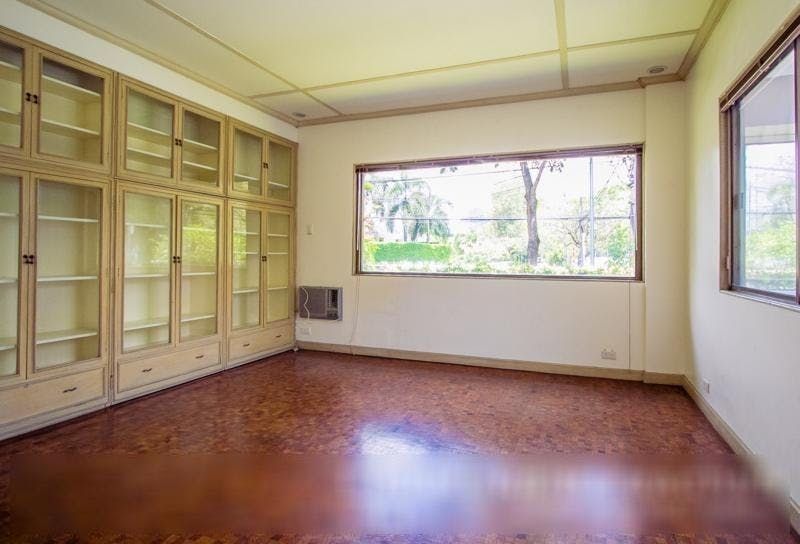 "5BR House for Rent in Dasmari?as Village, Makati"08
