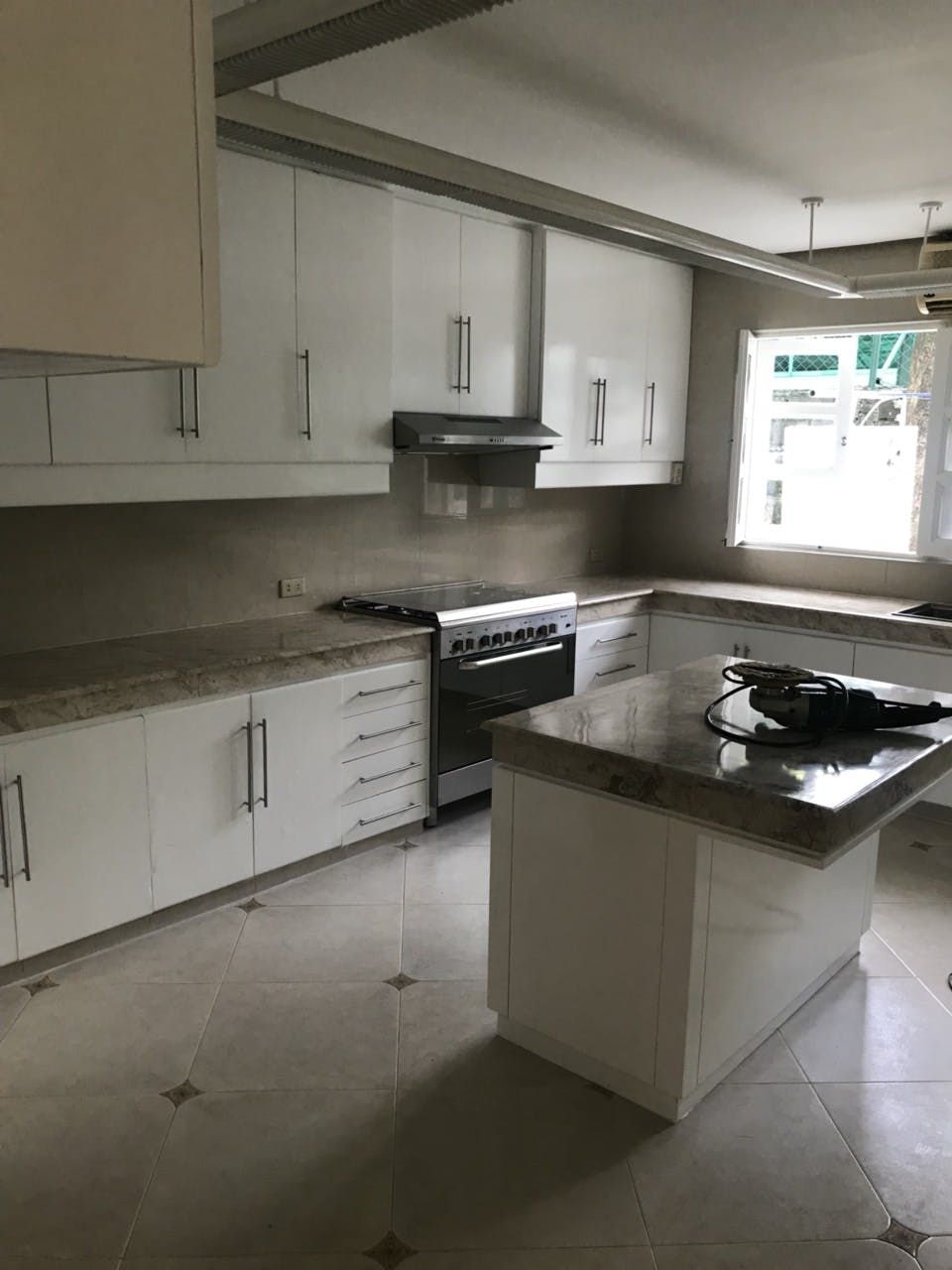 "4BR House for Rent in Dasmari?as Village, Makati"03