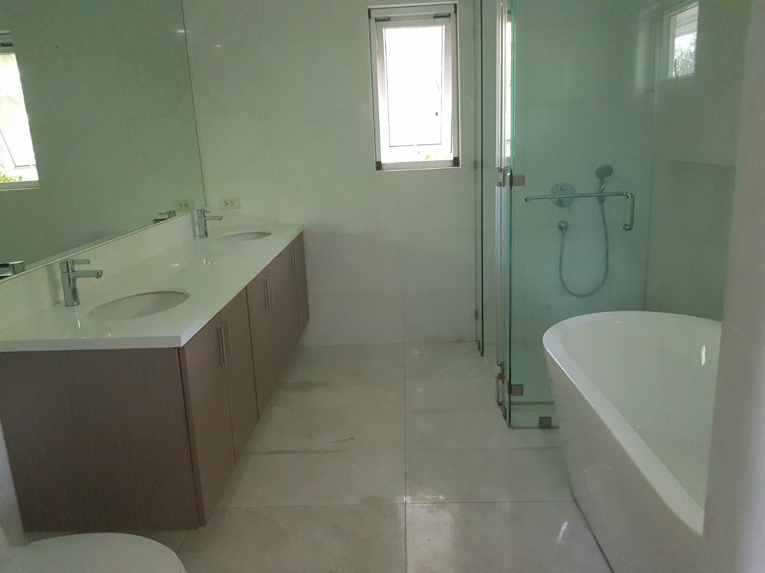 "4BR House for Rent in Dasmari?as Village, Makati"06