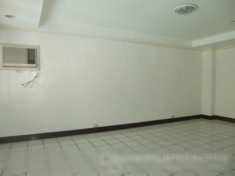 "4BR House for Rent in Dasmari?as Village, Makati"08
