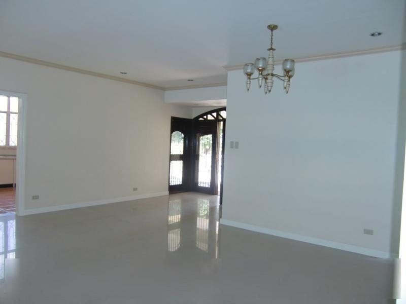 "3BR House for Rent in Dasmari?as Village, Makati"06