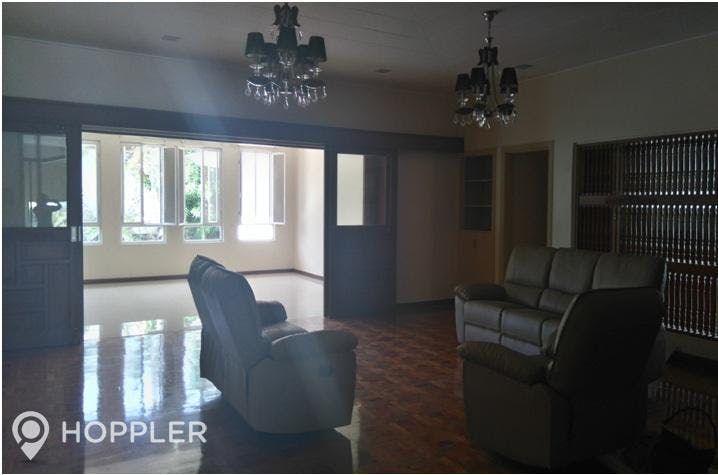 "6BR House for Rent in Magallanes, Makati"08