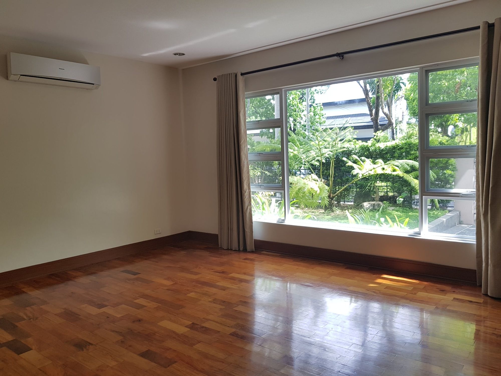 "4BR House for Rent in Dasmari?as Village, Makati"06