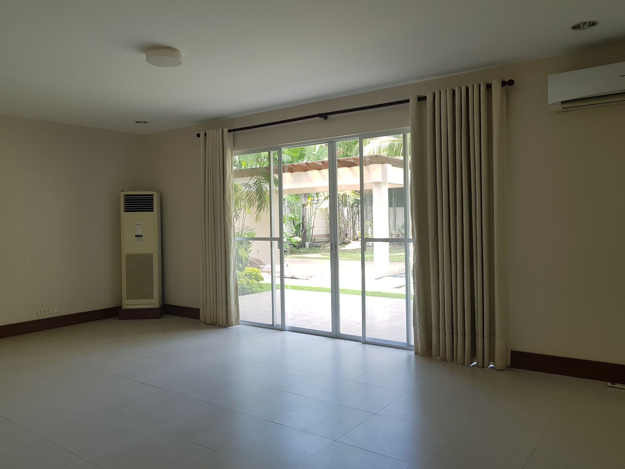 "4BR House for Rent in Dasmari?as Village, Makati"09
