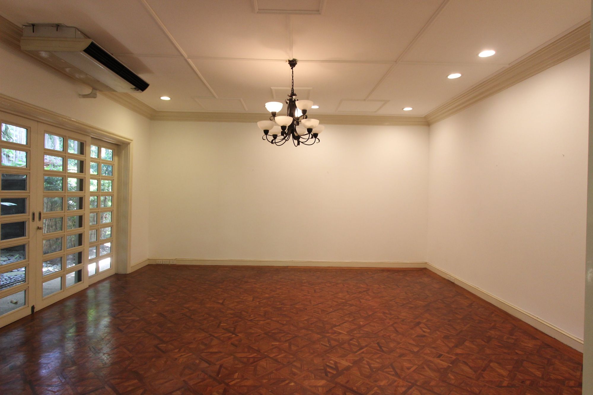 "4BR House for Rent in Dasmari?as Village, Makati"09