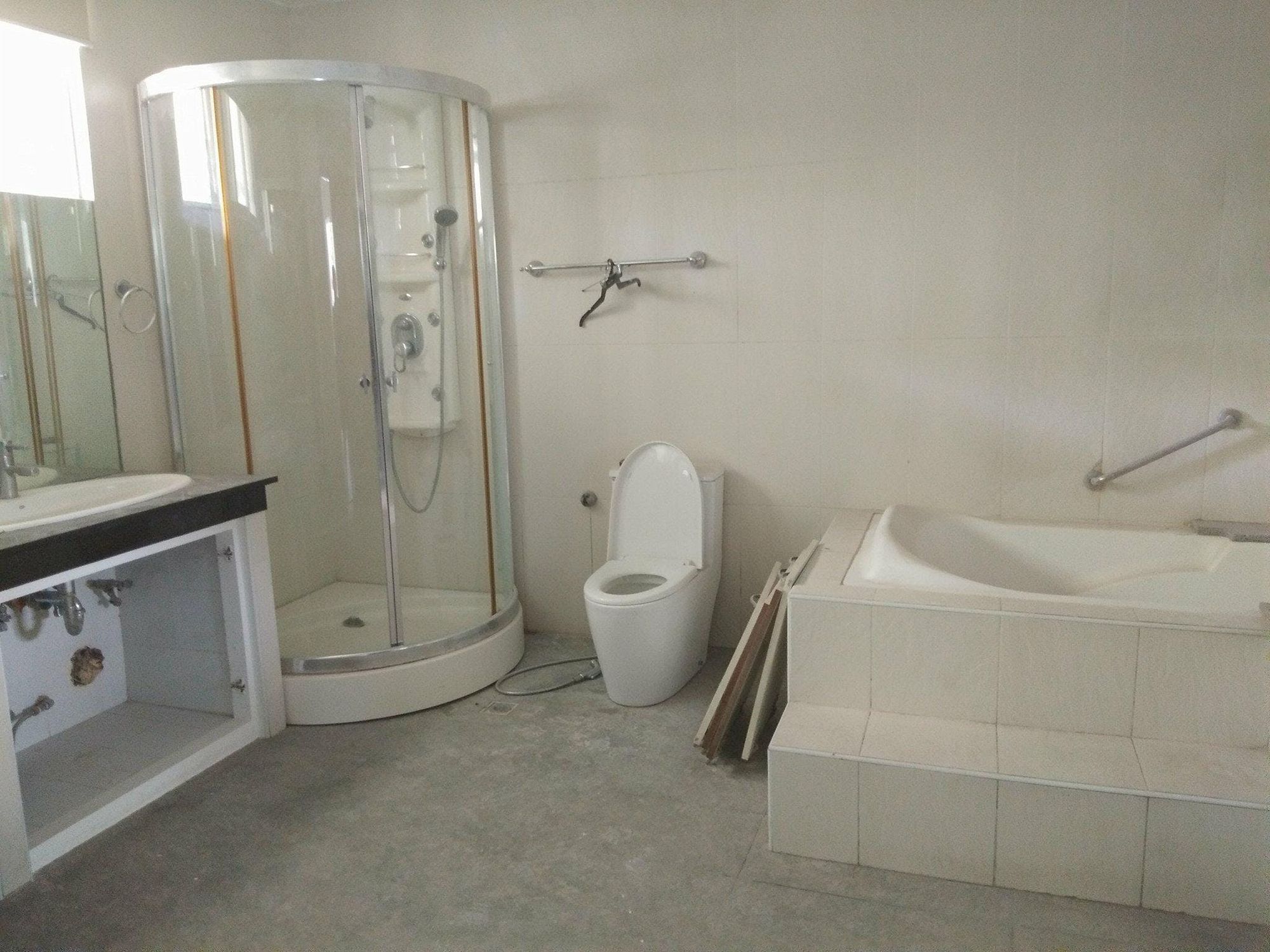 "6BR House for Rent in Dasmari?as Village, Makati"07