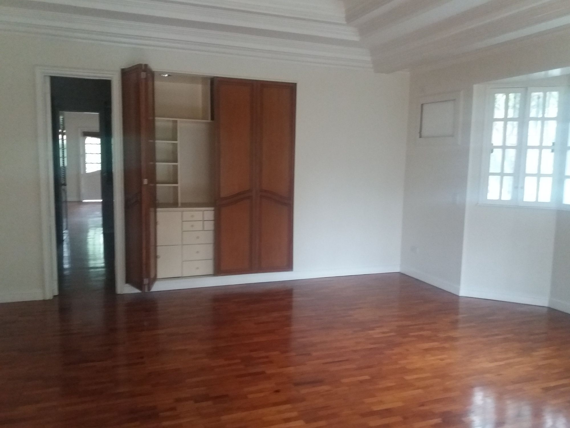 "4BR House for Rent in Dasmari?as Village, Makati"08
