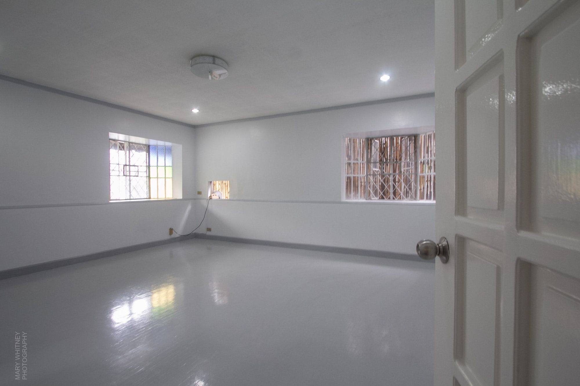 "4BR House for Rent in White Plains, Quezon City"08