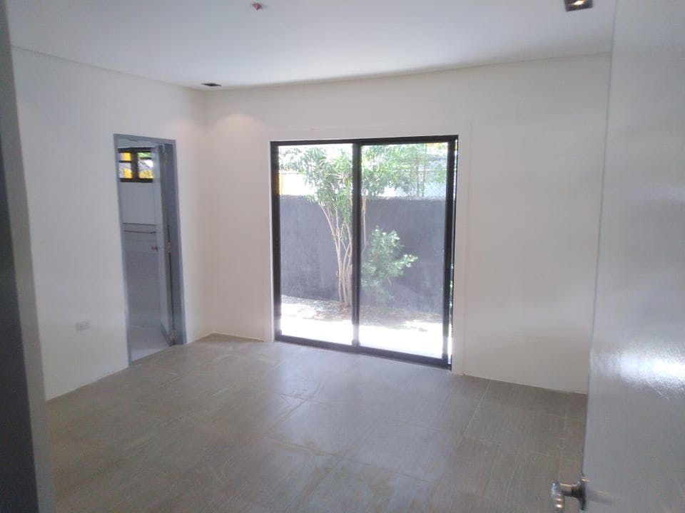 "6BR House for Rent in Magallanes, Makati"08