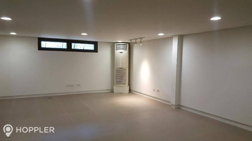 "5BR House for Rent in Dasmari?as Village, Makati"04
