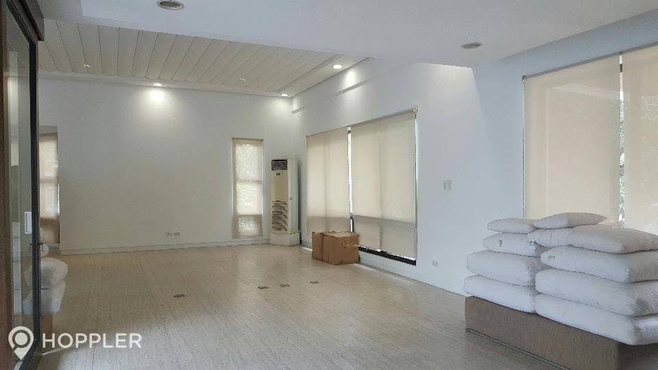 "5BR House for Rent in Dasmari?as Village, Makati"05