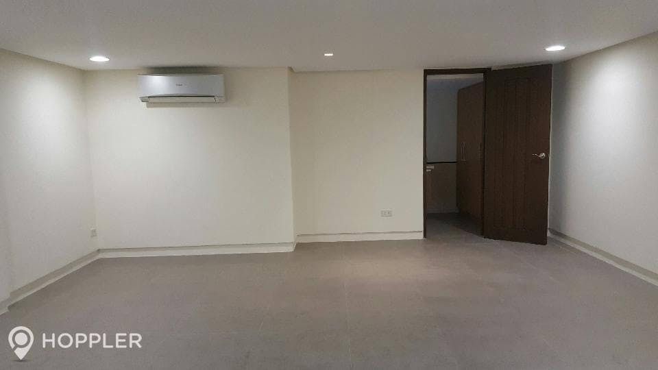 "5BR House for Rent in Dasmari?as Village, Makati"09