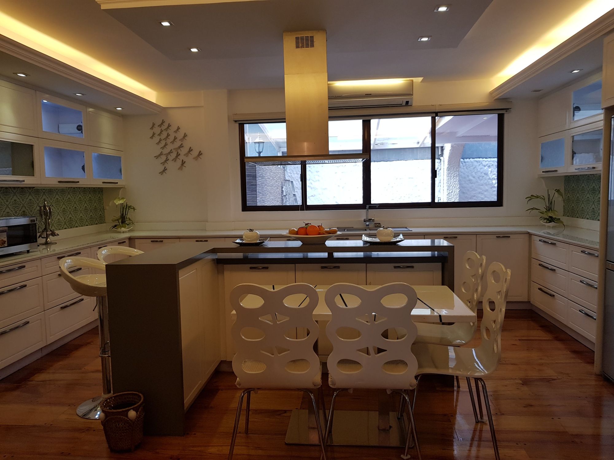 "4BR House for Rent in Dasmari?as Village, Makati"08