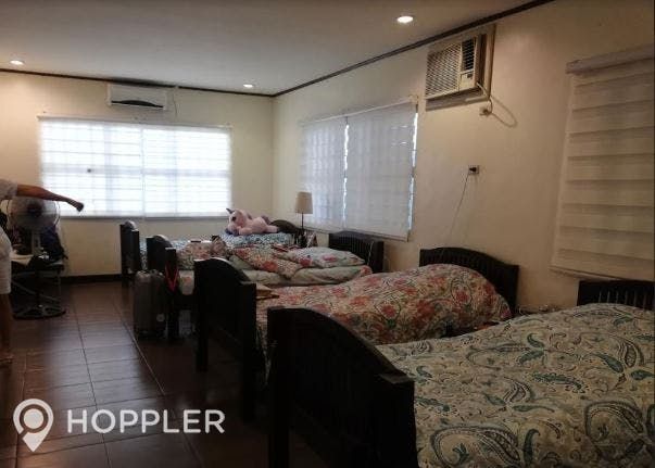 "6BR House for Rent in Merville, Para?aque"09