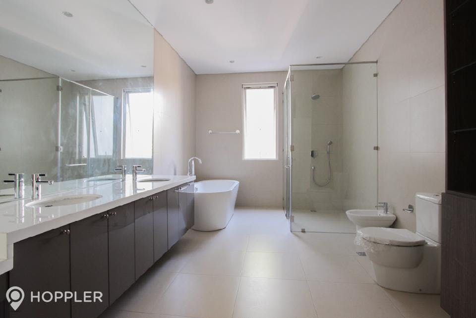 "4BR House for Rent in Dasmari?as Village, Makati"09