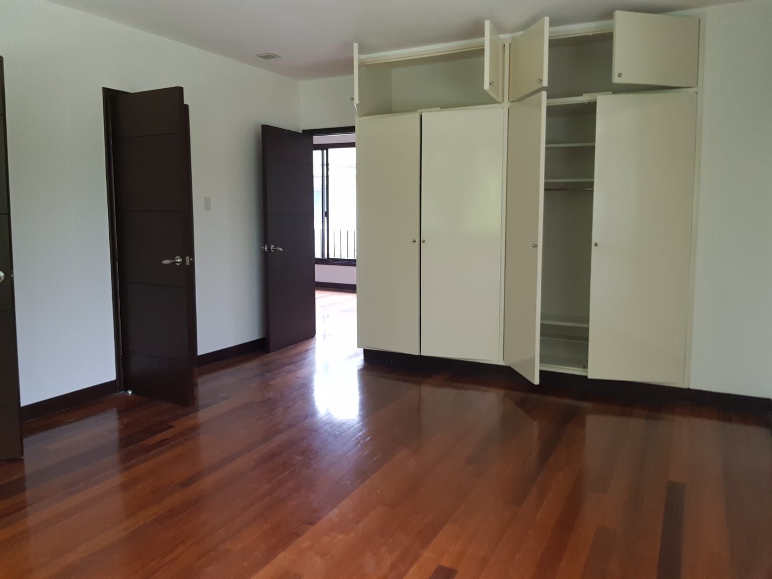 "5BR House for Rent in Dasmari?as Village, Makati"03
