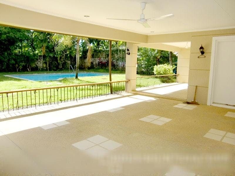 "5BR House for Rent in Dasmari?as Village, Makati"08