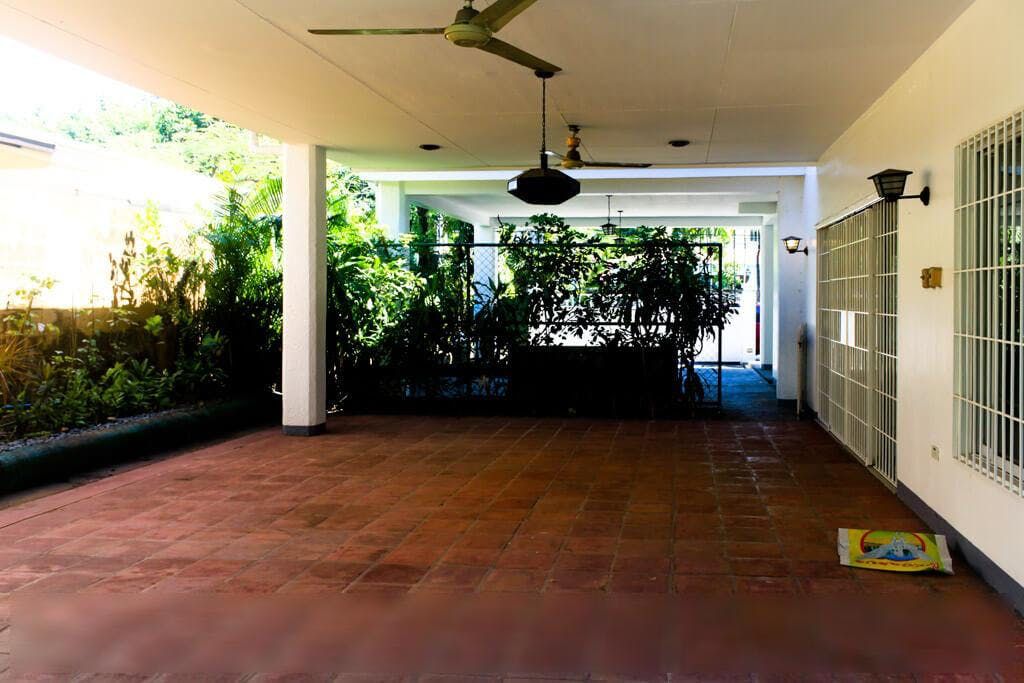 "4BR House for Rent in Dasmari?as Village, Makati"04