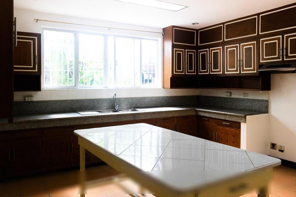 "4BR House for Rent in Dasmari?as Village, Makati"08