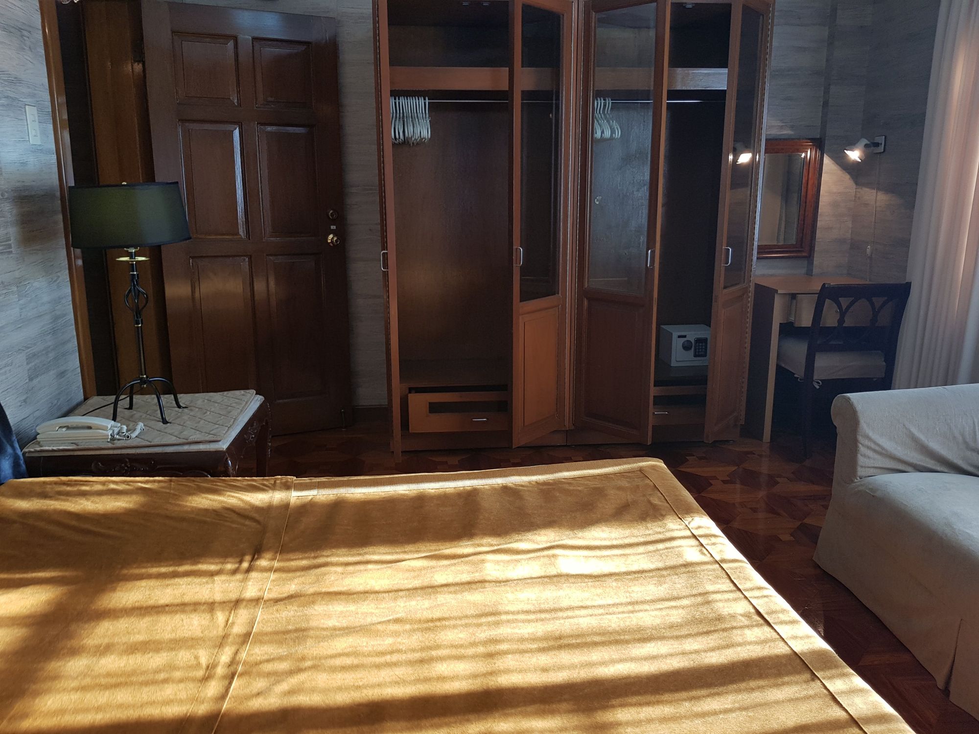 "4BR House for Rent in 68 Roces, Quezon City"09