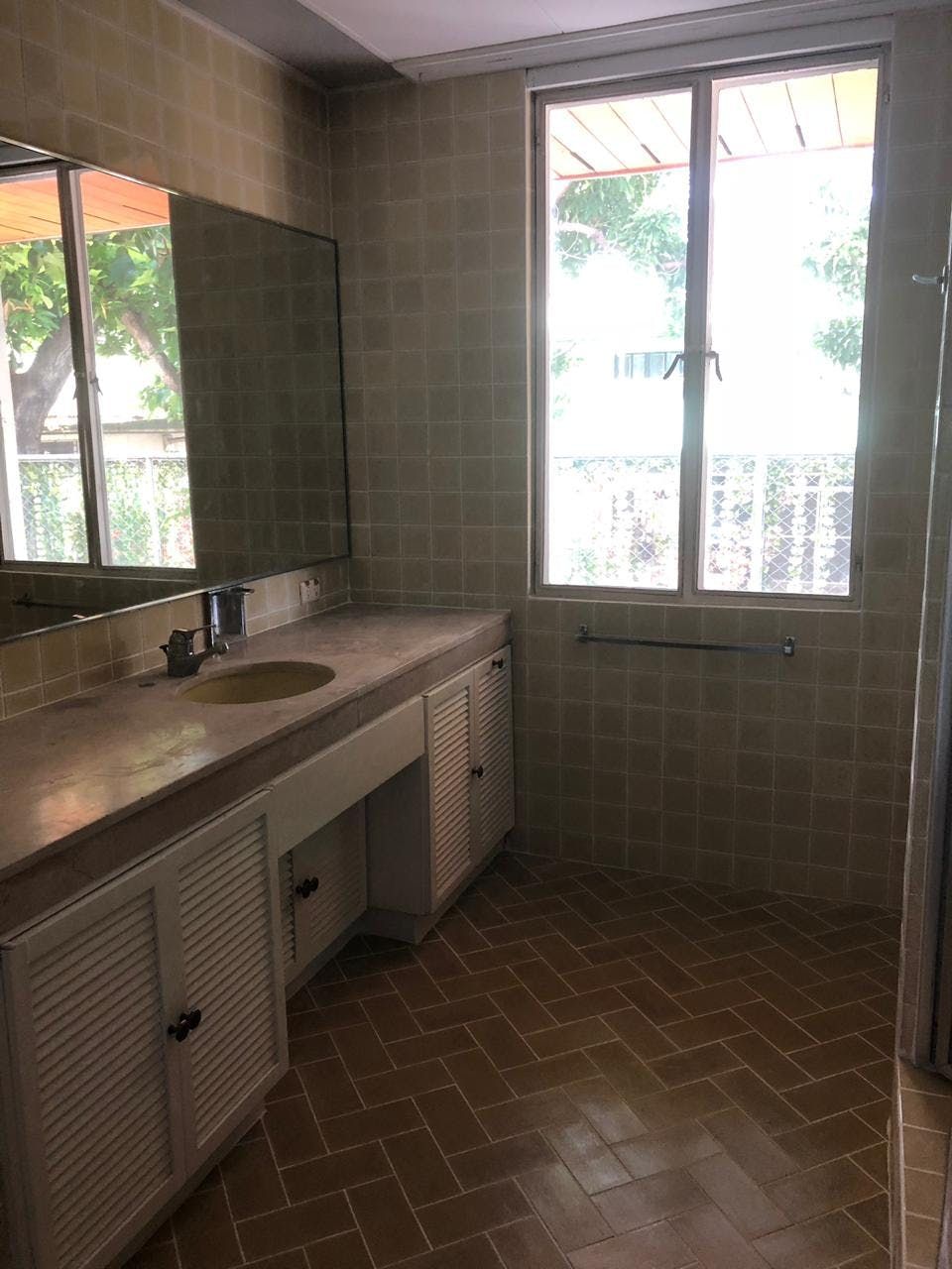 "4BR House for Rent in Dasmari?as Village, Makati"03