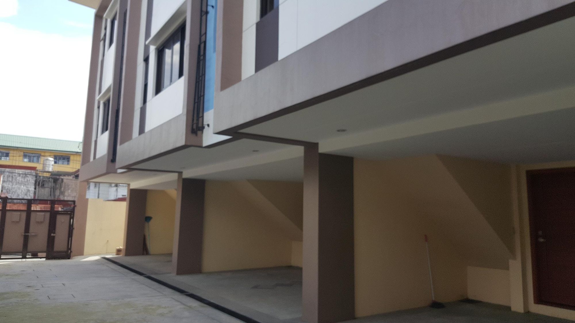 "3BR Townhouse for Rent in Roxas, Quezon City"05